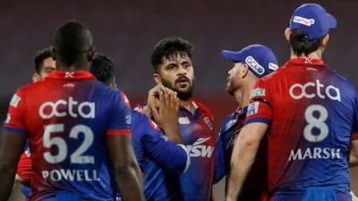 पिछले सीजन KKR के लिए डेब्यू करने वाले खिलाड़ी के बदले ट्रेड हुए शार्दुल ठाकुर, जानें अब तक की पूरी लिस्ट SportsTak Hindi