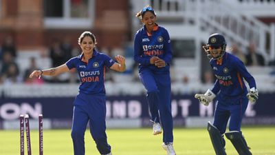 तो क्या तेरे घर बैठ के...फैन ने किया टीम इंडिया की क्रिकेटर को ट्रोल, मिला करारा जवाब SportsTak Hindi
