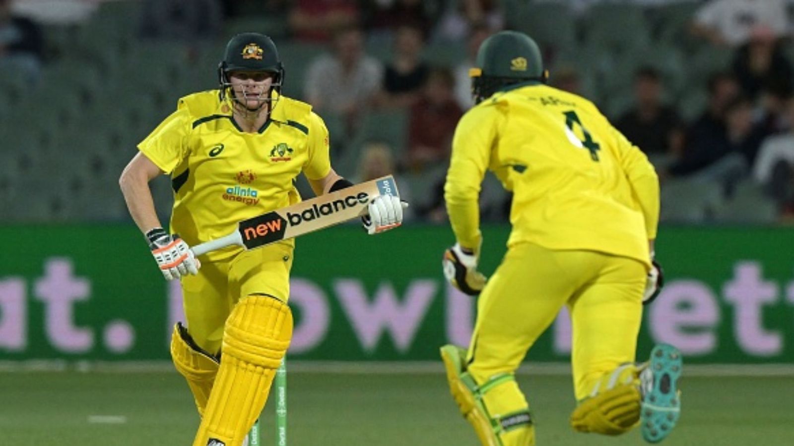 ENG vs AUS: बीच मैच में स्टीव स्मिथ ने डेविड वॉर्नर से ऐसा क्या कहा, अब VIDEO हो रहा है वायरल ENG vs AUS: बीच मैच में स्टीव स्मिथ ने डेविड वॉर्नर से ऐसा क्या कहा, अब VIDEO हो रहा है वायरल