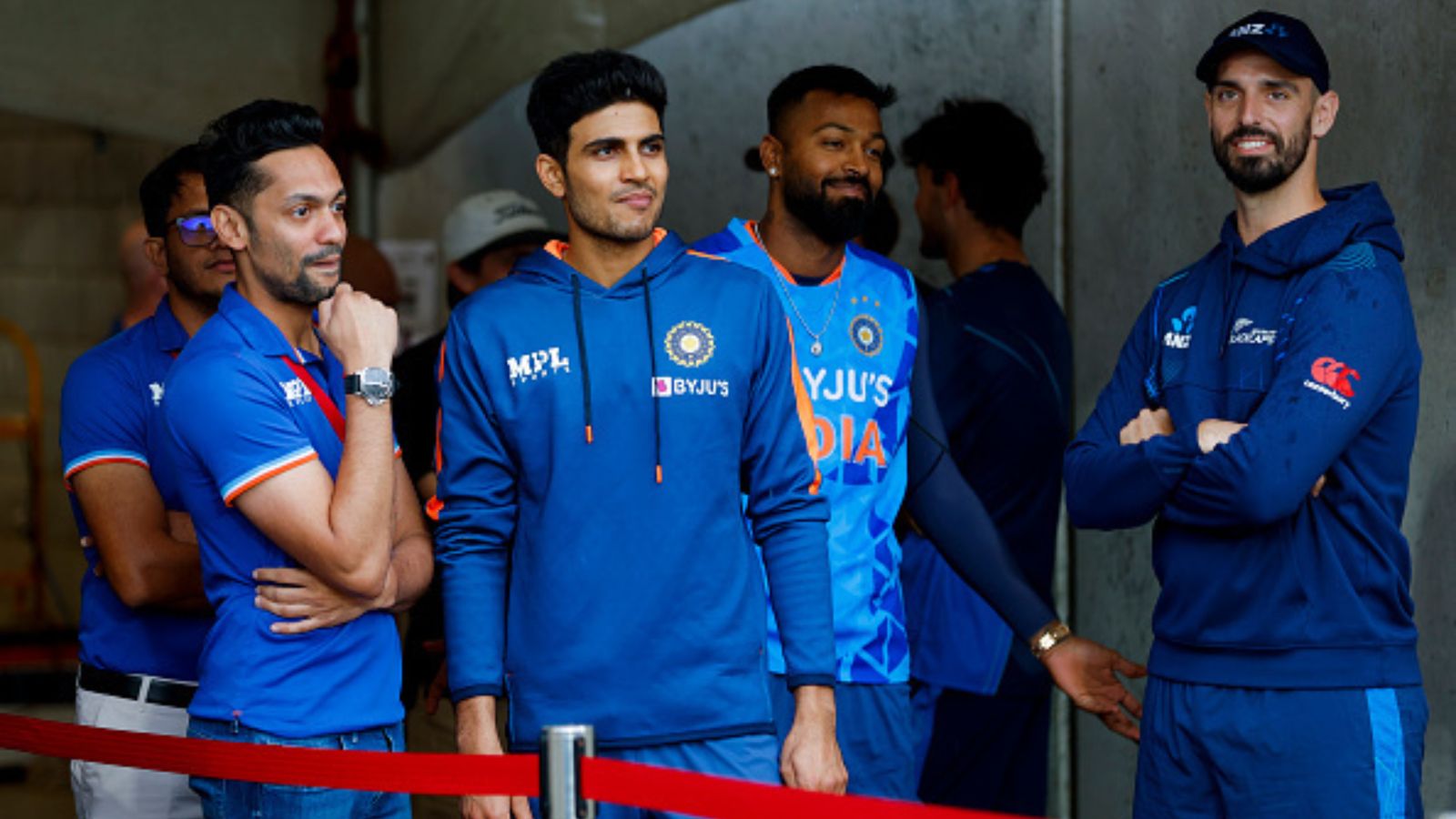 IND vs NZ: न्यूजीलैंड के क्रिकेटर अपनी-अपनी कारों में सवार होकर टीम इंडिया से खेलने क्यों आए? देखिए वीडियो IND vs NZ: न्यूजीलैंड के क्रिकेटर अपनी-अपनी कारों में सवार होकर टीम इंडिया से खेलने क्यों आए? देखिए वीडियो