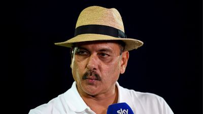 दो दस मैच, उसके बाद...इस खिलाड़ी को नहीं मिली प्लेइंग 11 में जगह तो रवि शास्त्री का पुराना वीडियो हुआ वायरल SportsTak Hindi