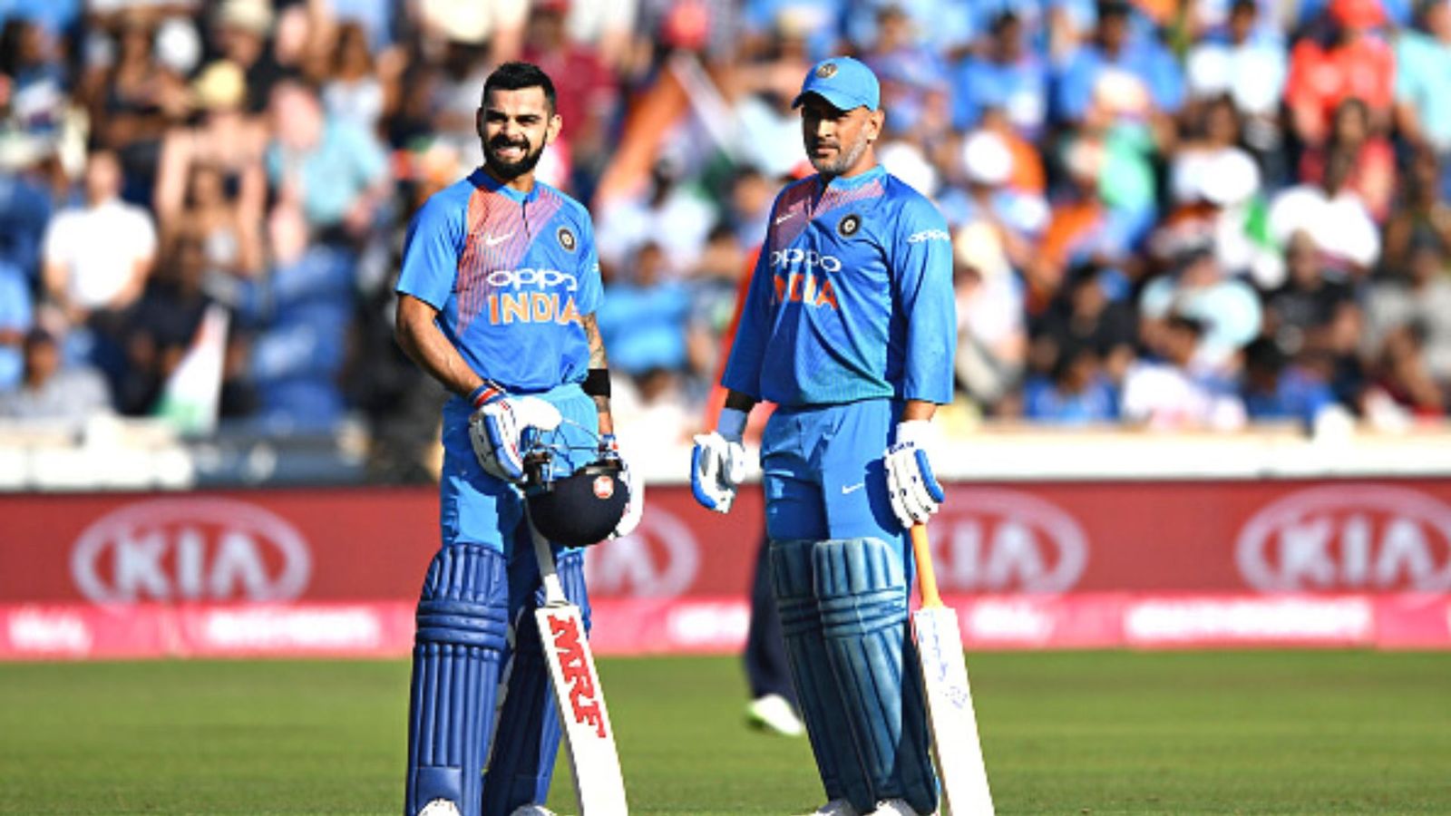 धोनी को बेहद खास अंदाज में विराट कोहली ने किया याद, कहा "वह हर जगह हैं" धोनी को बेहद खास अंदाज में विराट कोहली ने किया याद, कहा "वह हर जगह हैं"