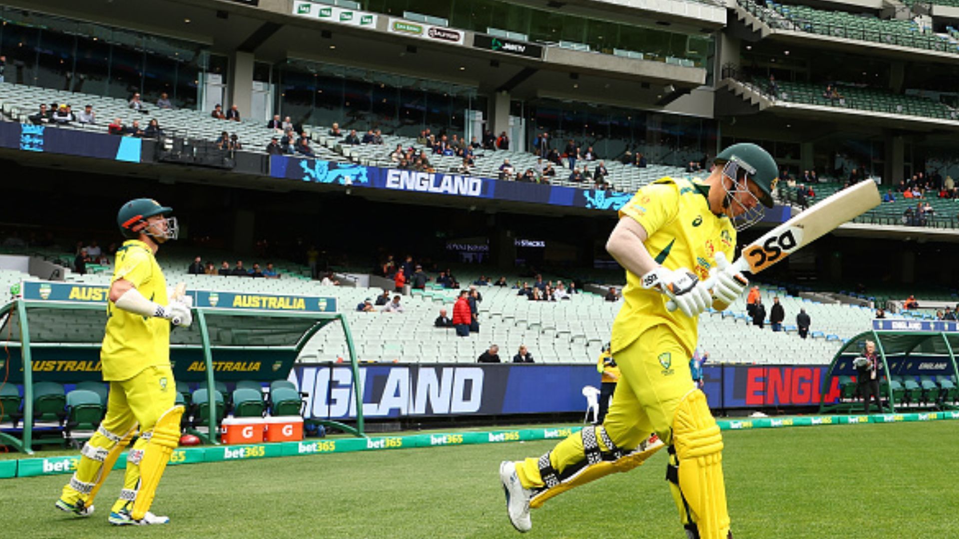 AUS vs ENG: पवेलियन लौटते वक्त वॉर्नर ने बच्चे के साथ किया ऐसा, हर कोई देखकर रह गया हैरान, VIDEO