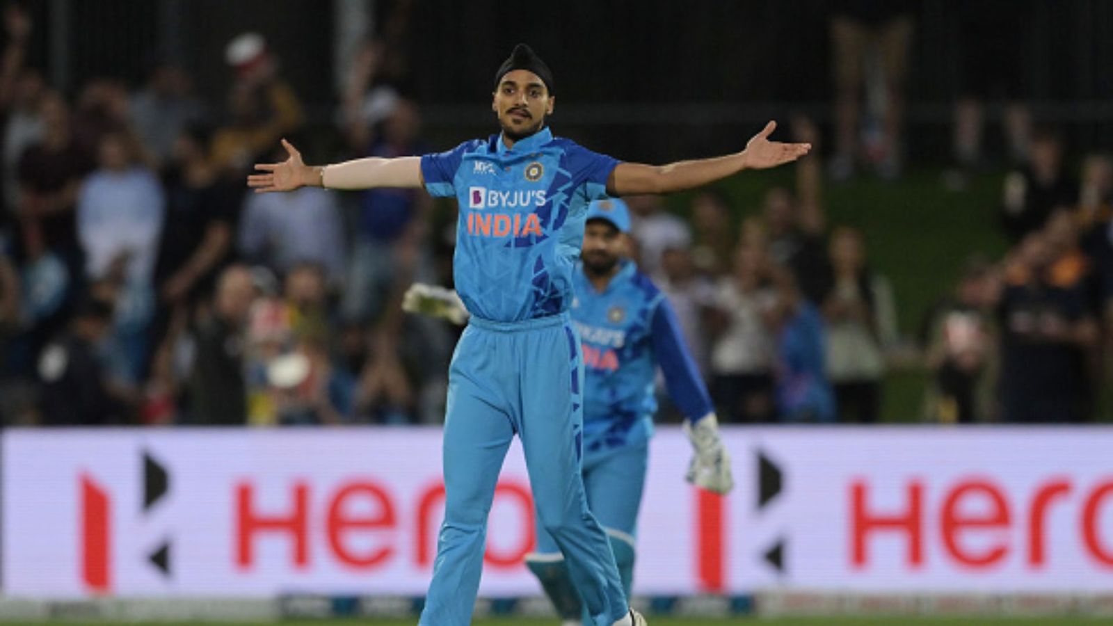 IND vs NZ: सिराज- अर्शदीप की धारदार गेंदबाजी, टी20 में पहली बार दो भारतीयों ने किया ऐसा IND vs NZ: सिराज- अर्शदीप की धारदार गेंदबाजी, टी20 में पहली बार दो भारतीयों ने किया ऐसा