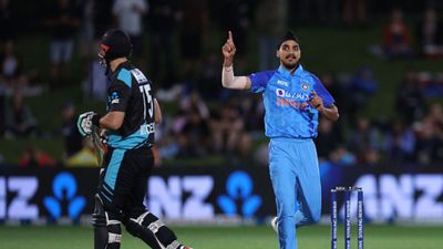 IND vs NZ: अर्शदीप के ओवर में तीन गेंद पर गिरे तीन विकेट, लेकिन फिर भी नहीं हो पाई हैट्रिक SportsTak Hindi