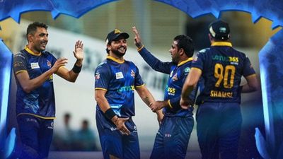 Abu Dhabi T10: डेब्यू मैच में एक भी रन नहीं बना पाए सुरेश रैना, कप्तानी छोड़ते ही इस बल्लेबाज ने काटा गदर SportsTak Hindi