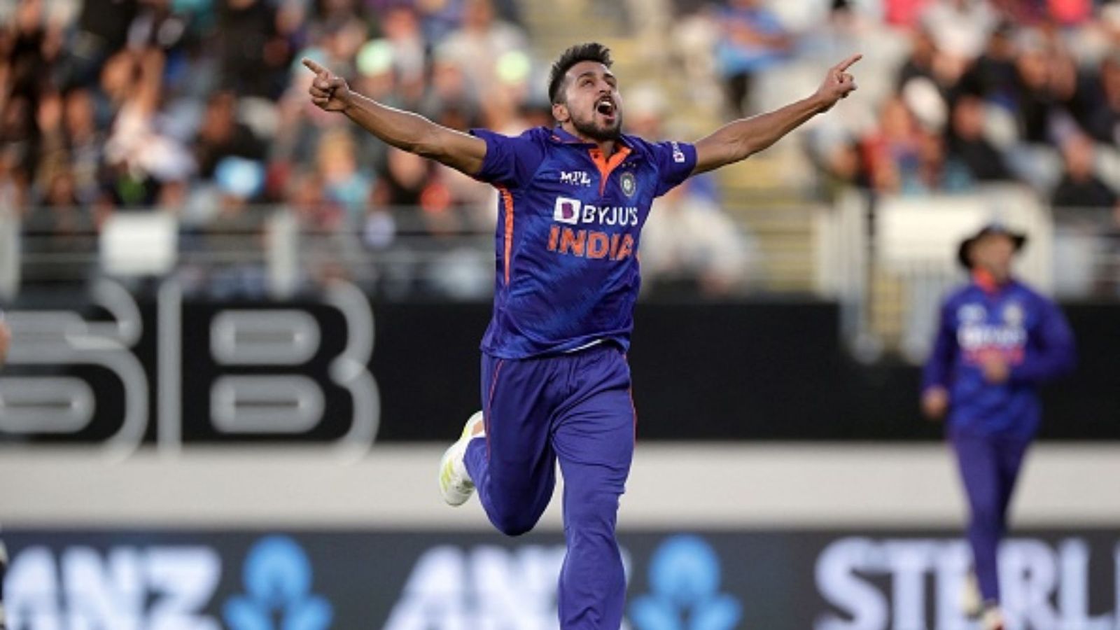 IND vs NZ: 150 kph की रफ्तार के आगे ढेर हुए ये कीवी बल्लेबाज, उमरान ने इस अंदाज में लिया ODI का अपना पहला विकेट IND vs NZ: 150 kph की रफ्तार के आगे ढेर हुए ये कीवी बल्लेबाज, उमरान ने इस अंदाज में लिया ODI का अपना पहला विकेट