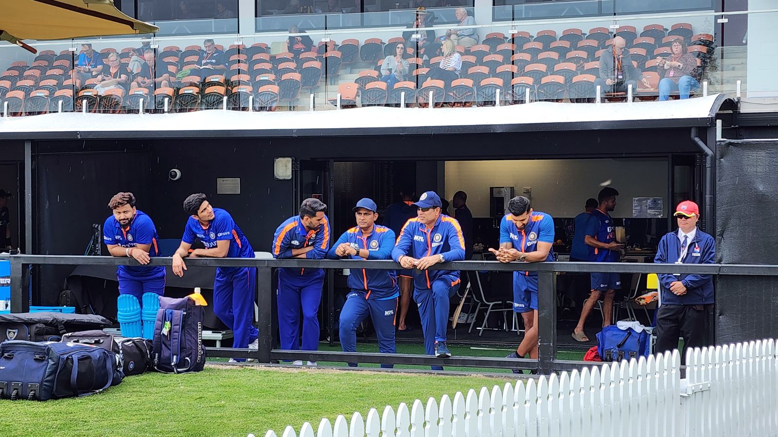 IND vs NZ मैच में बारिश की आंखमिचौली, कभी आए-कभी जाए, तय हुआ खेल शुरू होने का समय IND vs NZ मैच में बारिश की आंखमिचौली, कभी आए-कभी जाए, तय हुआ खेल शुरू होने का समय