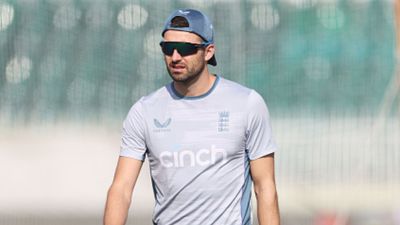Pak vs Eng 1st Test: पाकिस्तान के खिलाफ टेस्ट से पहले इंग्लैंड को बड़ा झटका, धाकड़ गेंदबाज़ चोट के कारण बाहर SportsTak Hindi