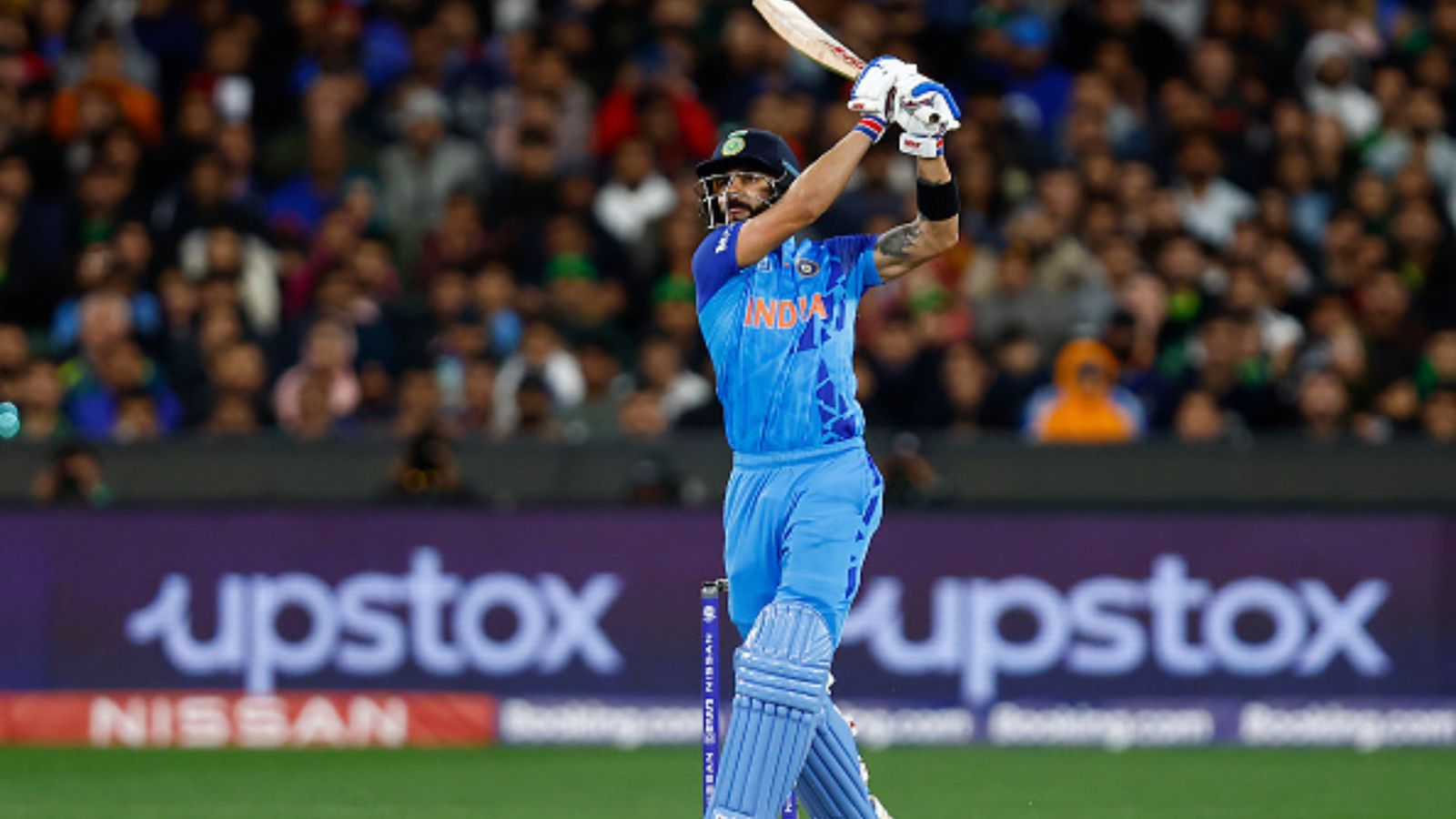 विराट कोहली का मुरीद हुआ दो छक्के खाने वाला पाकिस्तान बॉलर, कहा-कार्तिक-पंड्या ऐसा करते तो दुख होता विराट कोहली का मुरीद हुआ दो छक्के खाने वाला पाकिस्तान बॉलर, कहा-कार्तिक-पंड्या ऐसा करते तो दुख होता