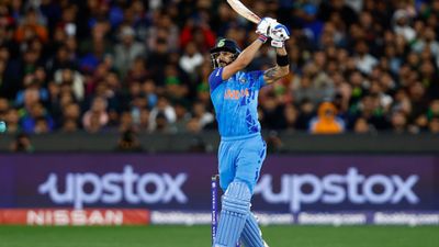 विराट कोहली का मुरीद हुआ दो छक्के खाने वाला पाकिस्तान बॉलर, कहा-कार्तिक-पंड्या ऐसा करते तो दुख होता SportsTak Hindi