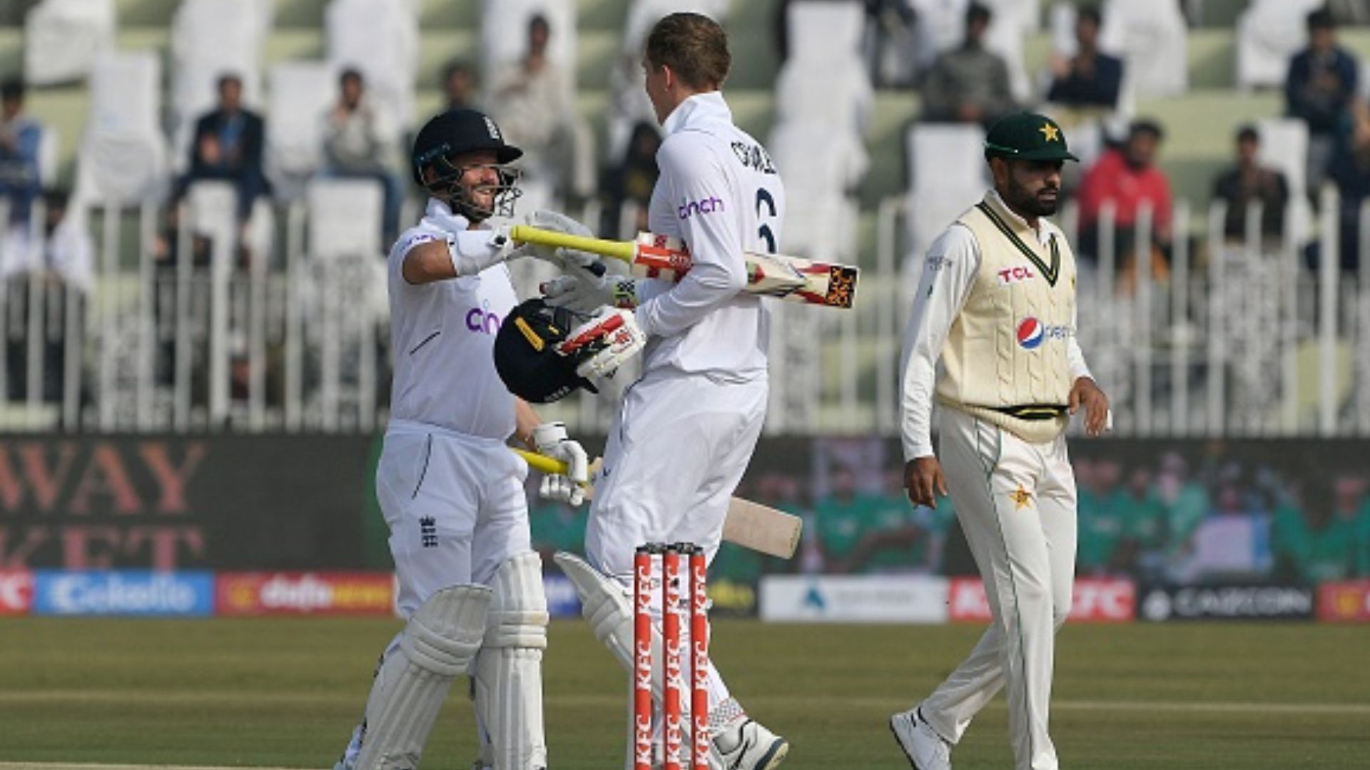 Pak vs Eng, 1st Test : पहले दिन चार बल्लेबाजों ने शतक ठोक रचा इतिहास, इंग्लैंड ने सिर्फ 75 ओवर में जड़े 506 रन SportsTak Hindi