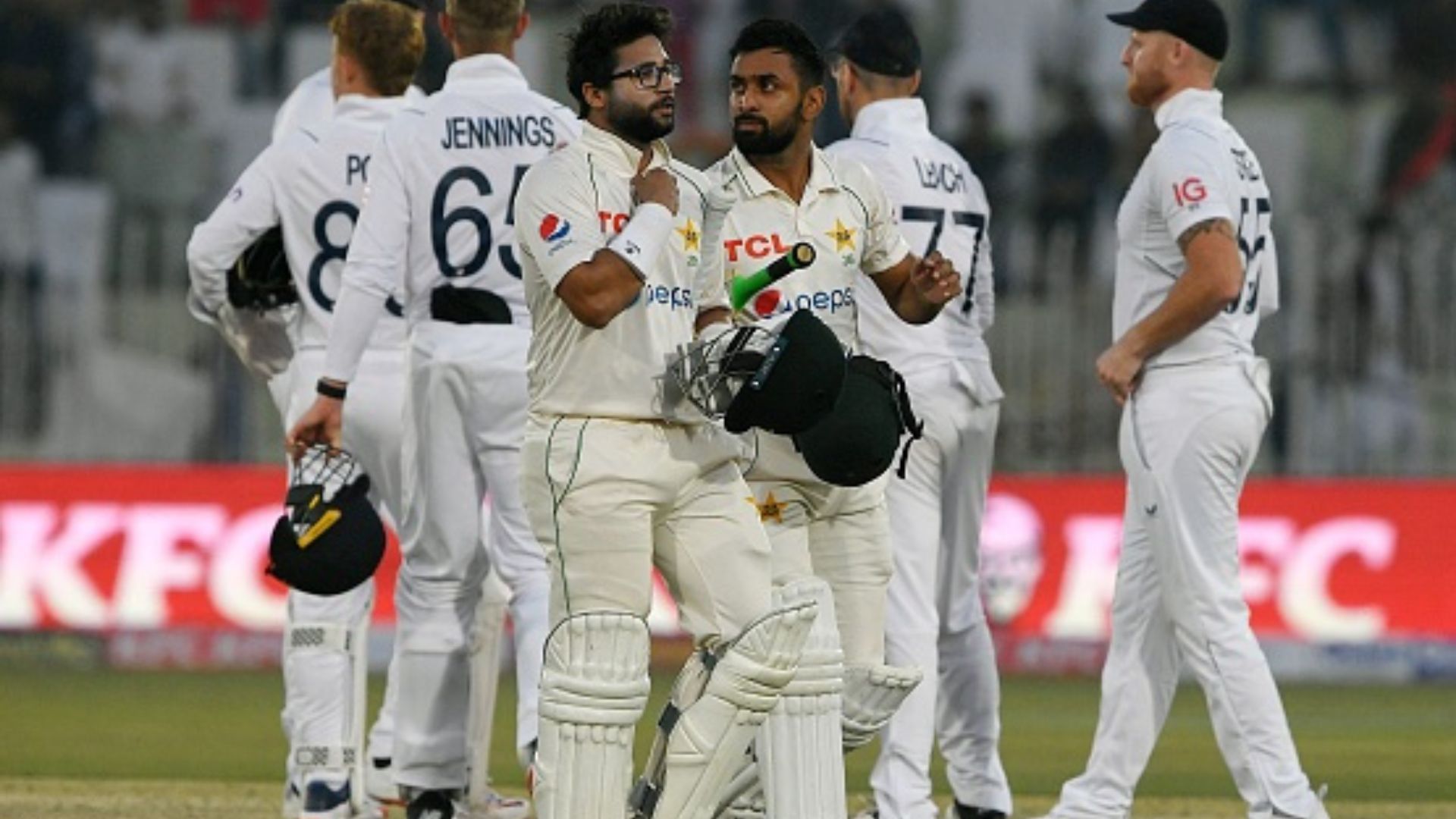 Eng vs Pak : बेजान पिच पर इंग्लैंड ने बनाए 657 रन तो पाकिस्तान ने भी किया पलटवार, अभी भी 476 रन आगे अंग्रेज   