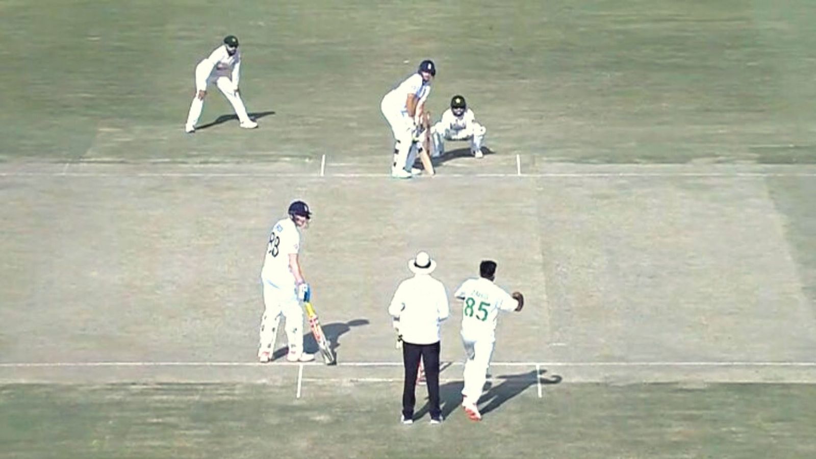 PAK v ENG:  जो रूट ने पाकिस्तानी बॉलिंग और पिच का बनाया मजाक, राइटी छोड़कर बने लेफ्टी, देखिए वीडियो PAK v ENG:  जो रूट ने पाकिस्तानी बॉलिंग और पिच का बनाया मजाक, राइटी छोड़कर बने लेफ्टी, देखिए वीडियो