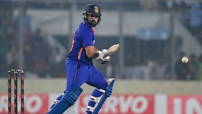 INDvsBAN: टीम इंडिया के लिए बुरी खबर! रोहित शर्मा तीसरे वनडे और टेस्ट सीरीज के पहले मुकाबले से बाहर SportsTak Hindi