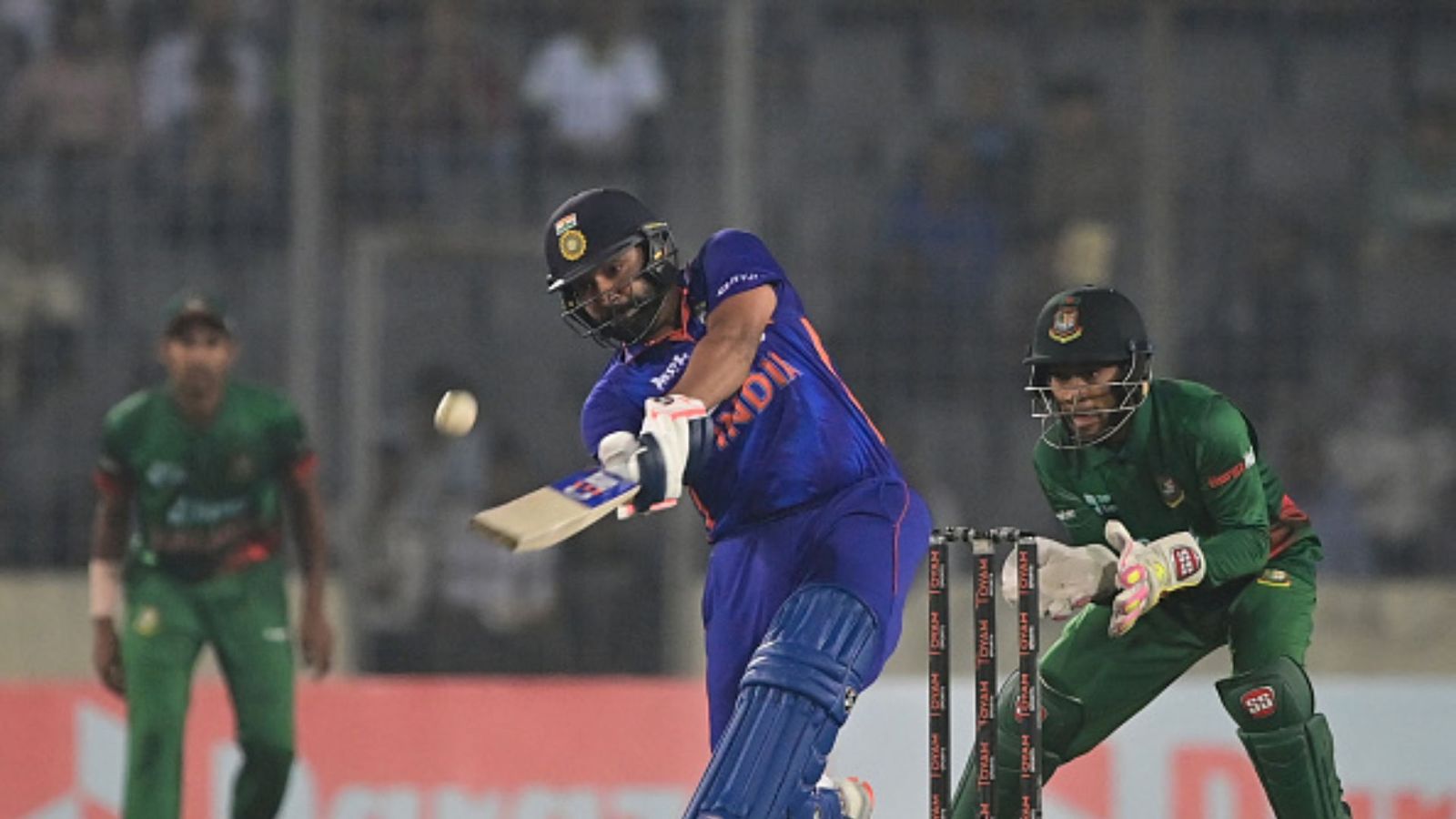 चोटिल अंगूठे के बावजूद अर्धशतक जड़ने वाले रोहित से खुश नहीं हैं गावस्कर, बल्लेबाजी को लेकर कह दी बड़ी बात चोटिल अंगूठे के बावजूद अर्धशतक जड़ने वाले रोहित से खुश नहीं हैं गावस्कर, बल्लेबाजी को लेकर कह दी बड़ी बात