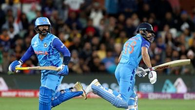 दिनेश कार्तिक ने इस बल्लेबाज को बताया अगला विराट कोहली, कहा- 'वो अलग मिशन पर है' SportsTak Hindi