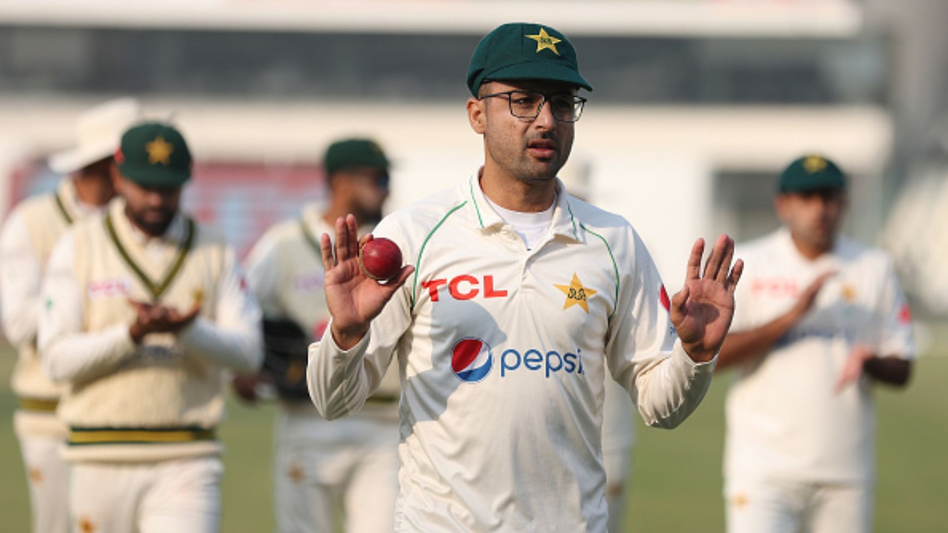 PAK vs ENG: दोस्तों में 'जादूगर' और मैदान में 'बाजीगर', जानिए कौन है अंग्रेजों को धूल चटाने वाले पाकिस्तान के स्पिनर अबरार? SportsTak Hindi