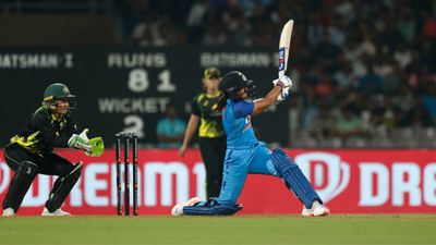 महिला टीम इंडिया ने सुपर ओवर के रोमांच में ऑस्ट्रेलिया को धूल चटाई, रोका लगातार 16 जीत का विजयी रथ SportsTak Hindi