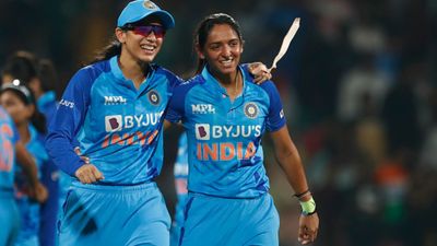 Indw vs Ausw : सुपर ओवर में ऑस्ट्रेलिया को हराने के बाद हरमनप्रीत ने इस खिलाड़ी के पढ़े कसीदे, कहा - उसकी पावर हिटिंग... SportsTak Hindi