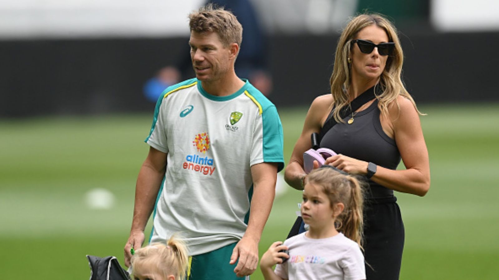 मुझे और मेरी बेटियों को फैंस ने घेरकर अपमानजनक शब्द कहें, वॉर्नर की पत्नी कैंडिस का सनसनीखेज खुलासा मुझे और मेरी बेटियों को फैंस ने घेरकर अपमानजनक शब्द कहें, वॉर्नर की पत्नी कैंडिस का सनसनीखेज खुलासा