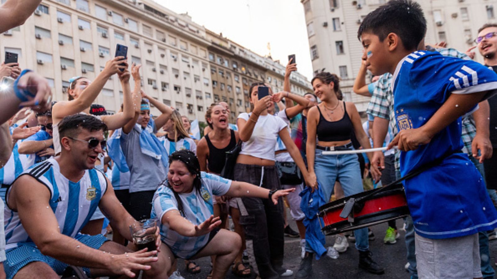 FIFA World Cup: ‘मेसी का हाथ थामकर हम दुनिया फतह कर लेंगे’, गरीबी की मार झेल रहा अर्जेंटीना सेमीफाइनल जीतकर मुस्कुरा उठा FIFA World Cup: ‘मेसी का हाथ थामकर हम दुनिया फतह कर लेंगे’, गरीबी की मार झेल रहा अर्जेंटीना सेमीफाइनल जीतकर मुस्कुरा उठा