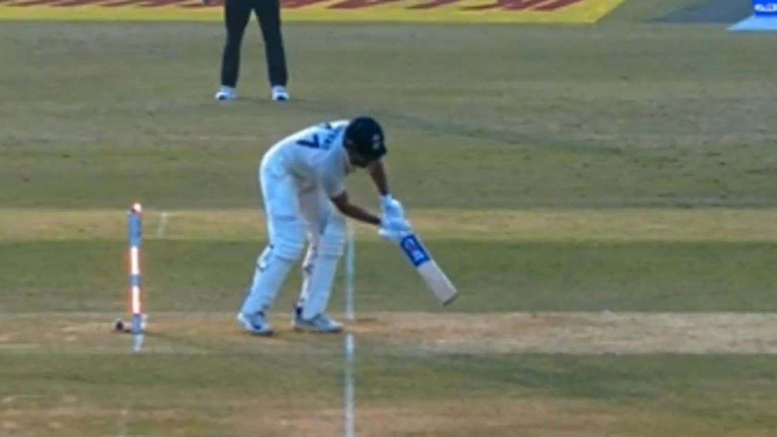 Ind vs Ban : विकेट पर लगी गेंद, स्टंप्स की जली बत्ती, फिर भी आउट नहीं दिए गए श्रेयस अय्यर, मुस्कुराता रहा बल्लेबाज, देखें Video Ind vs Ban : विकेट पर लगी गेंद, स्टंप्स की जली बत्ती, फिर भी आउट नहीं दिए गए श्रेयस अय्यर, मुस्कुराता रहा बल्लेबाज, देखें Video