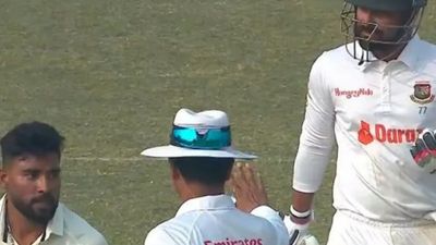 IND vs BAN: कोहली- सिराज ने जमकर किया इस बांग्लादेशी बल्लेबाज को स्लेज, बुना ऐसा जाल कि अगली गेंद पर मिल गया विकेट, VIDEO SportsTak Hindi