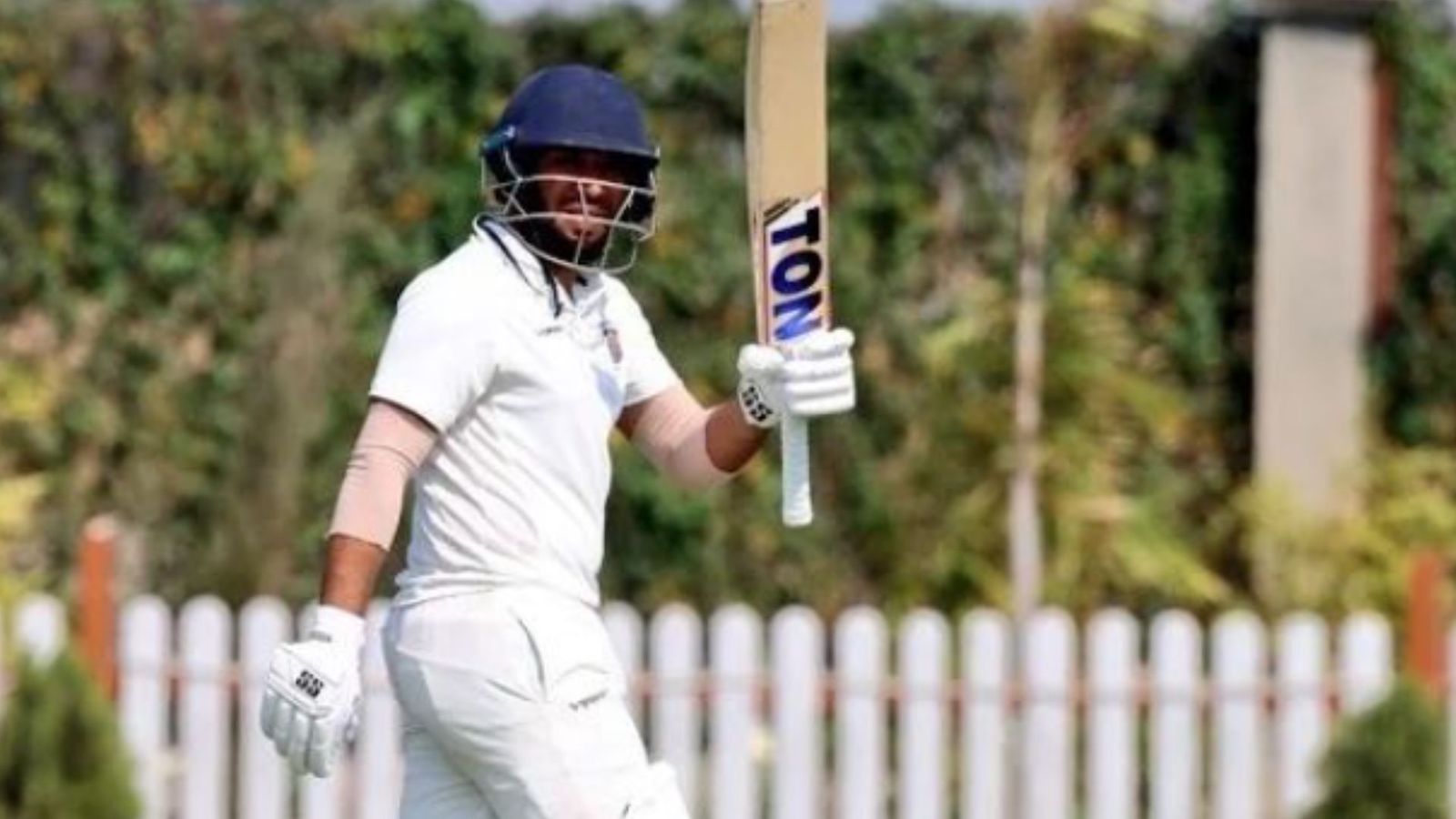 परिवार का पेट पालने के लिए उठाया बल्ला, भारत से लेकर इंग्लैंड तक मारा मैदान, जानिए कौन है ये शतकवीर परिवार का पेट पालने के लिए उठाया बल्ला, भारत से लेकर इंग्लैंड तक मारा मैदान, जानिए कौन है ये शतकवीर