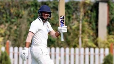 परिवार का पेट पालने के लिए उठाया बल्ला, भारत से लेकर इंग्लैंड तक मारा मैदान, जानिए कौन है ये शतकवीर SportsTak Hindi