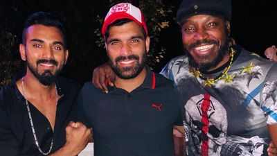 क्रिस गेल के साथ ड्रेसिंग रूम शेयर करने वाला IPL खिलाड़ी 2000 रुपए के लिए लोकल मैच खेलने को मजबूर, पिता कर रहे हैं मजदूरी SportsTak Hindi