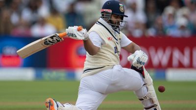 पाकिस्तान से मिला ऋषभ पंत को ताना, 'वो ज्यादा मोटा है इसलिए उसमें फुर्ती नहीं' SportsTak Hindi