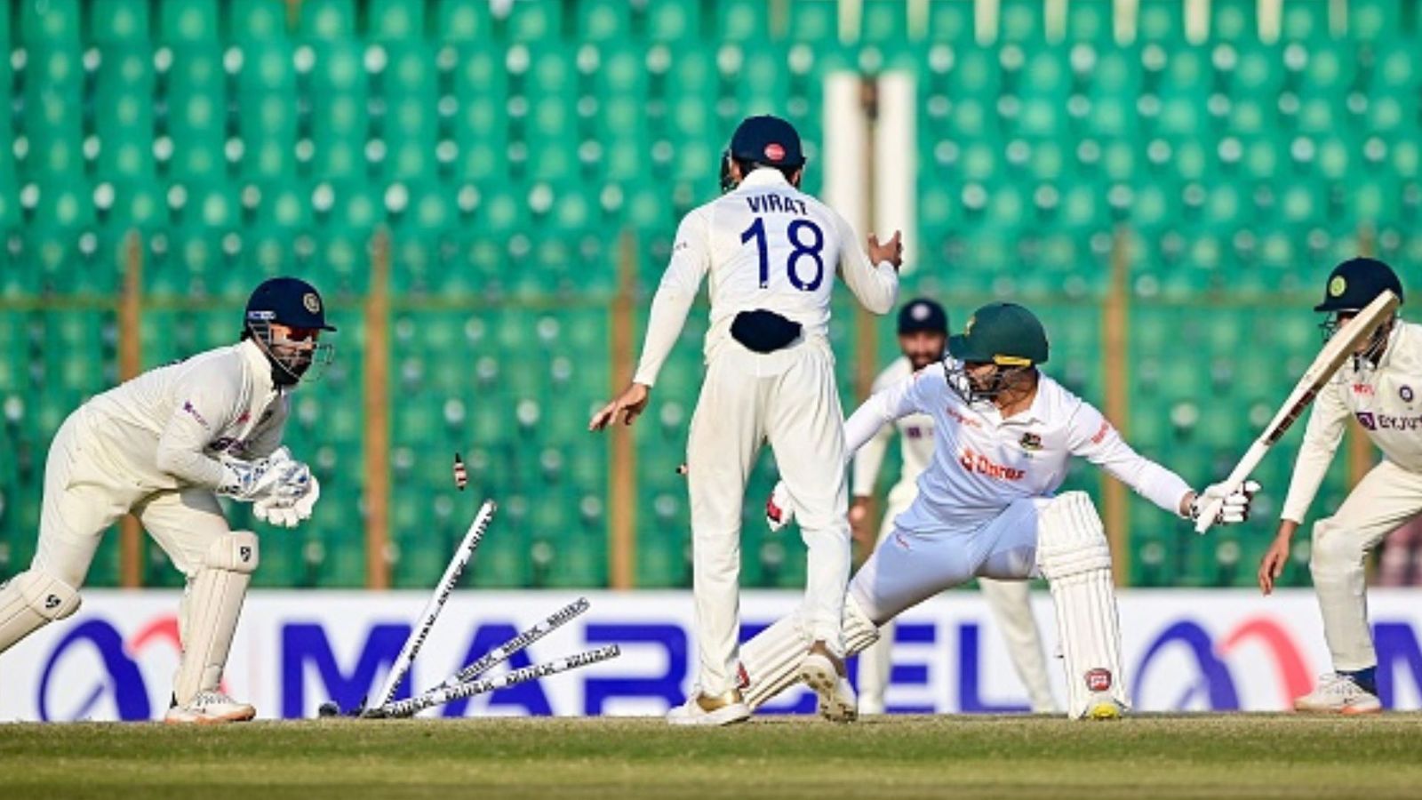 Ind vs Ban : चीते जैसी फुर्ती से पंत ने कीपिंग में दिलाई धोनी की याद, कोहली से छूटा कैच भी लपका, देखें Video Ind vs Ban : चीते जैसी फुर्ती से पंत ने कीपिंग में दिलाई धोनी की याद, कोहली से छूटा कैच भी लपका, देखें Video