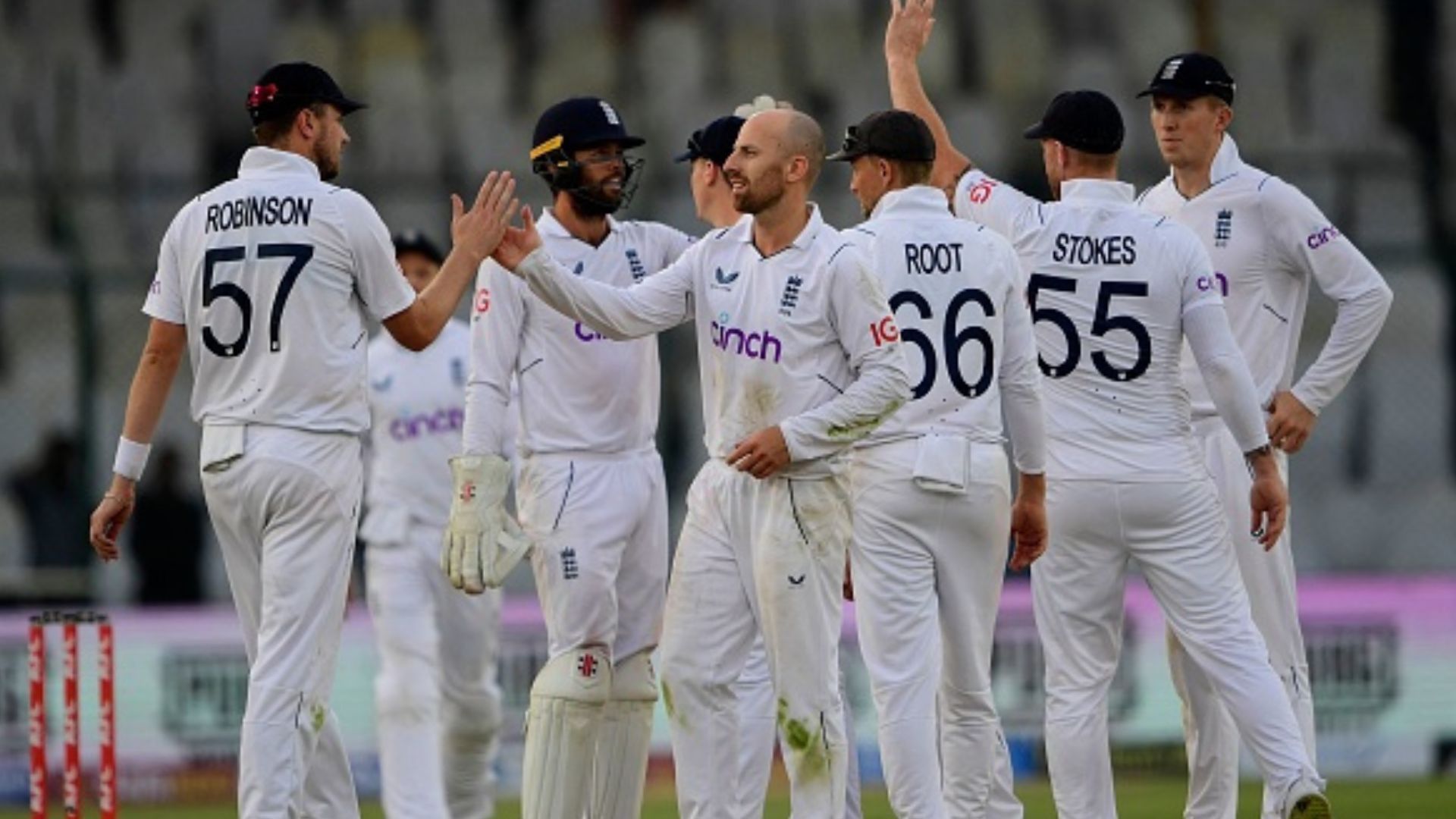 Pak vs Eng : जैक लीच और अहमद की जोड़ी ने पाकिस्तान को 304 रनों पर रोका, अब इंग्लैंड की नजरें बड़े स्कोर पर 