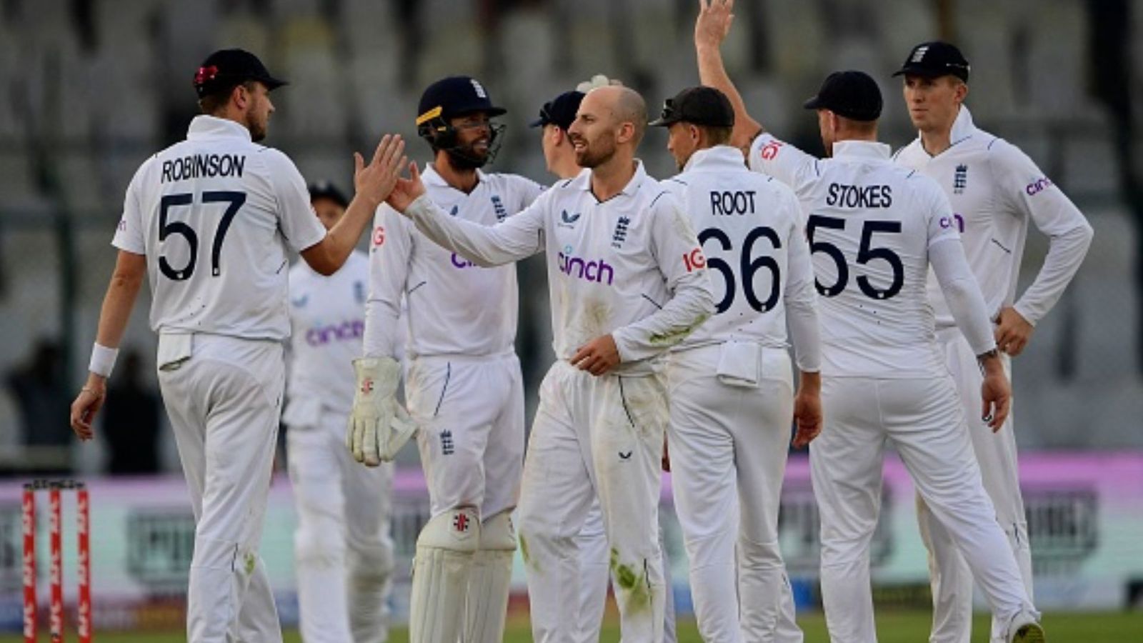 Pak vs Eng : जैक लीच और अहमद की जोड़ी ने पाकिस्तान को 304 रनों पर रोका, अब इंग्लैंड की नजरें बड़े स्कोर पर  Pak vs Eng : जैक लीच और अहमद की जोड़ी ने पाकिस्तान को 304 रनों पर रोका, अब इंग्लैंड की नजरें बड़े स्कोर पर