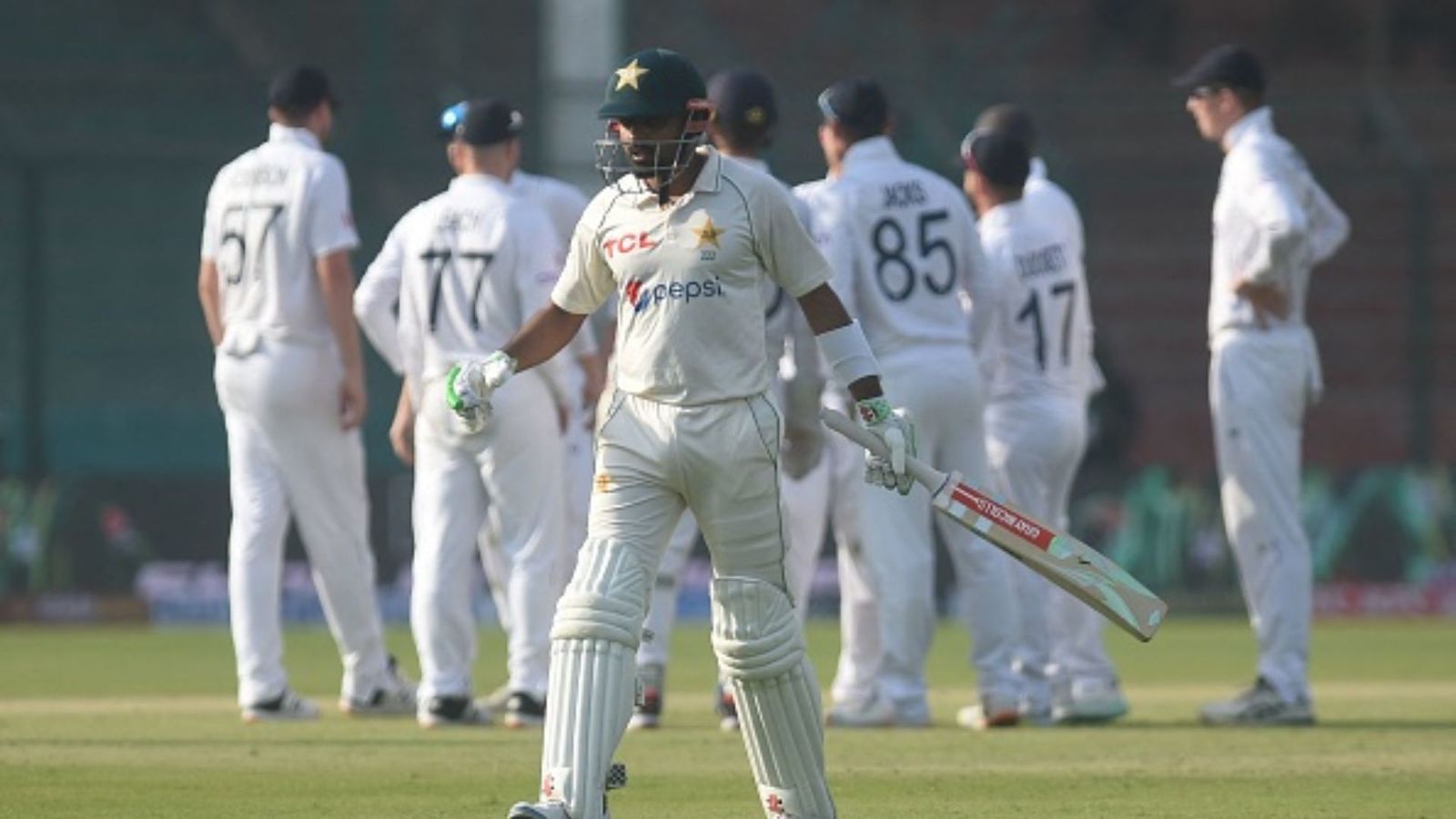 PAK vs ENG: बीच मैच में अपने ही खिलाड़ी पर भड़के बाबर आजम, मुंह से निकली गाली, VIDEO PAK vs ENG: बीच मैच में अपने ही खिलाड़ी पर भड़के बाबर आजम, मुंह से निकली गाली, VIDEO