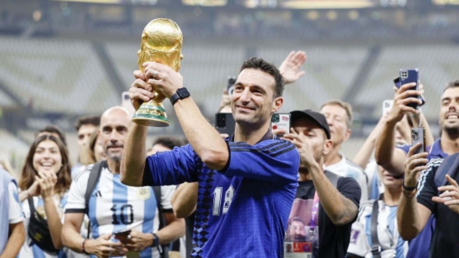 पहले मेसी के साथ खेला वर्ल्ड कप, फिर गुरु बनकर बनाया चैंपियन, जानें कौन है अर्जेंटीना का ये मैनेजर? पहले मेसी के साथ खेला वर्ल्ड कप, फिर गुरु बनकर बनाया चैंपियन, जानें कौन है अर्जेंटीना का ये मैनेजर?