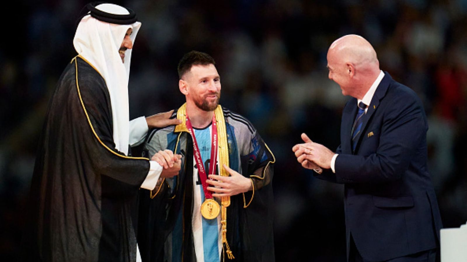 FIFA World Cup 2022 जीतने के बाद मेसी को क्यों पहनाया गया स्पेशल काले रंग का कपड़ा, जानें वजह FIFA World Cup 2022 जीतने के बाद मेसी को क्यों पहनाया गया स्पेशल काले रंग का कपड़ा, जानें वजह