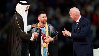 FIFA World Cup 2022 जीतने के बाद मेसी को क्यों पहनाया गया स्पेशल काले रंग का कपड़ा, जानें वजह SportsTak Hindi