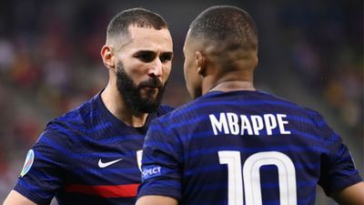 बड़ी खबर: वर्ल्ड कप में फ्रांस की हार के बाद अपने जन्मदिन पर इस स्टार फुटबॉलर ने लिया संन्यास, जीत चुका है बैलन डी ओर SportsTak Hindi