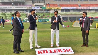 IND vs BAN: बांग्लादेश ने टॉस जीतकर चुनी बल्लेबाजी, कुलदीप हुए बाहर, 12 साल बाद टीम इंडिया में लौटा ये धांसू गेंदबाज SportsTak Hindi