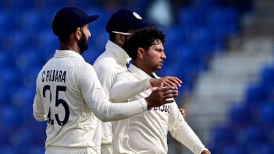 कुलदीप यादव को प्लेइंग 11 से बाहर करने पर द्रविड़ एंड कंपनी पर फूटा गावस्कर का गुस्सा, कह दी बड़ी बात SportsTak Hindi