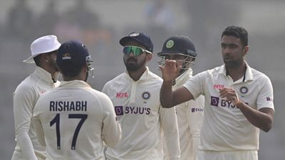 INDvsBAN: उमेश-अश्विन के आगे बांग्लादेश ने घुटने टेके, पहले दिन में ही मामूली स्कोर पर सिमटी पारी SportsTak Hindi