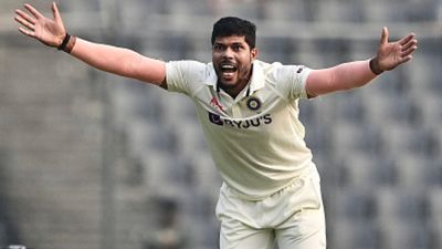 INDvsBAN: 'मेरे साथ भी ऐसा हुआ', उमेश यादव ने कुलदीप को दूसरा टेस्ट नहीं खिलाने पर बोली बड़ी बात SportsTak Hindi