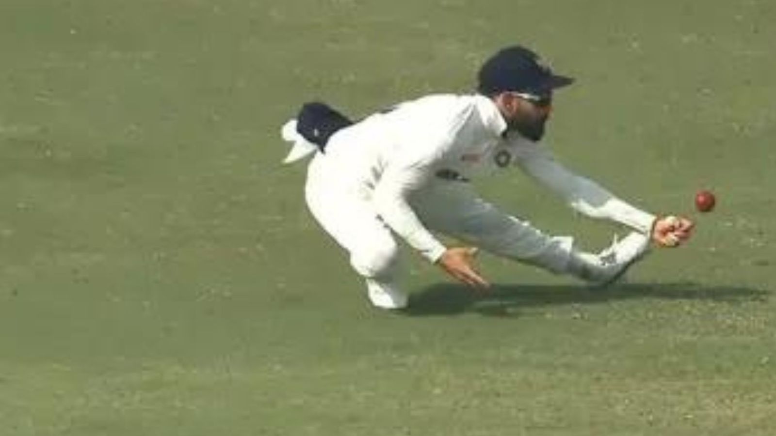 IND vs BAN: बल्लेबाजी के बाद फील्डिंग में भी धड़ाम हुए विराट कोहली, एक सेशन में ही टपका डाले 4 कैच, फैंस ने कहा- बहुत हो गया... IND vs BAN: बल्लेबाजी के बाद फील्डिंग में भी धड़ाम हुए विराट कोहली, एक सेशन में ही टपका डाले 4 कैच, फैंस ने कहा- बहुत हो गया...