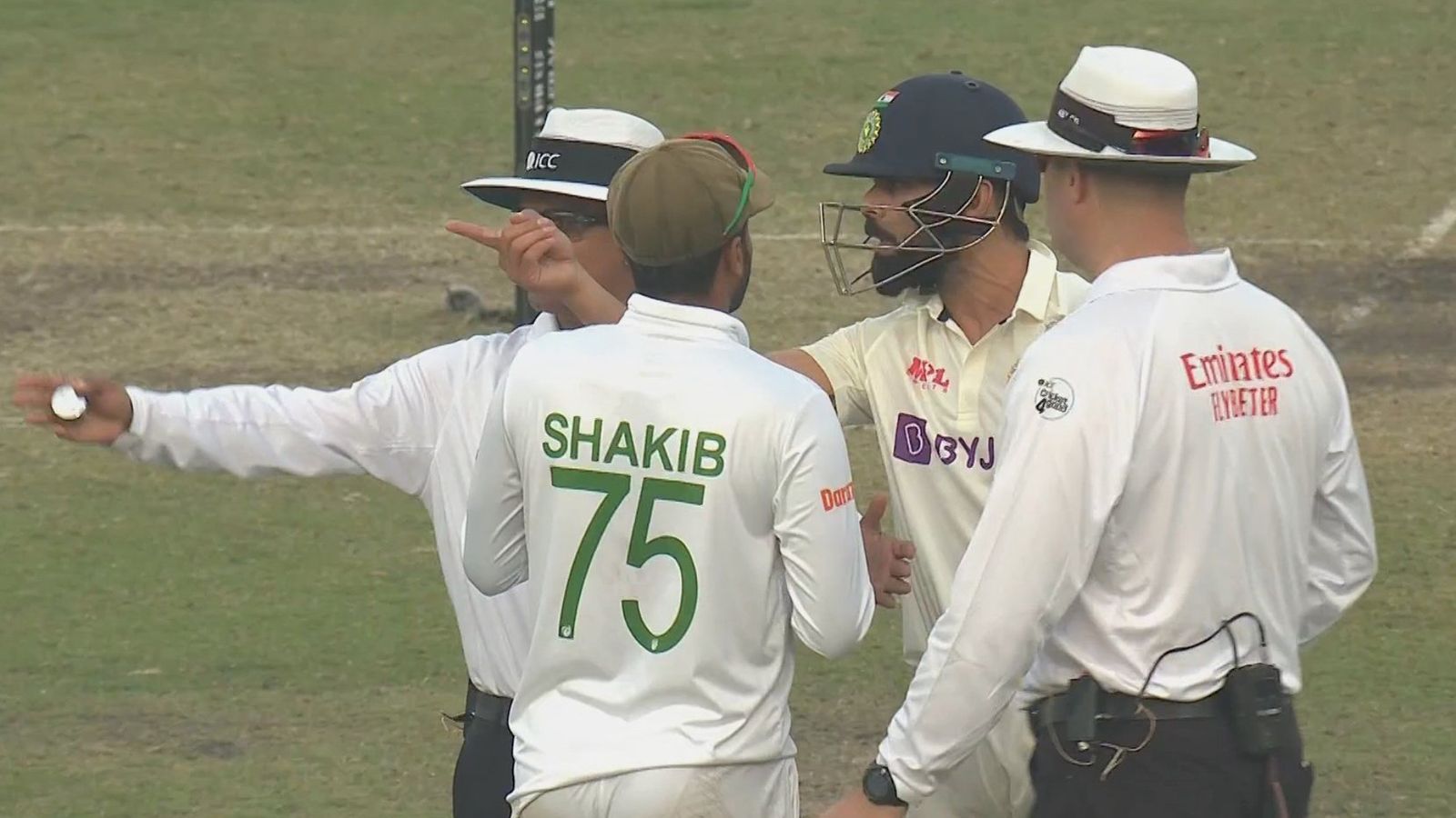 विराट कोहली बांग्लादेशी टीम से भिड़े, आउट होने के बाद छेड़ा तो आया गुस्सा, देखिए वीडियो विराट कोहली बांग्लादेशी टीम से भिड़े, आउट होने के बाद छेड़ा तो आया गुस्सा, देखिए वीडियो