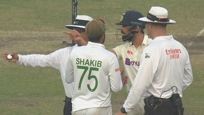 विराट कोहली बांग्लादेशी टीम से भिड़े, आउट होने के बाद छेड़ा तो आया गुस्सा, देखिए वीडियो SportsTak Hindi