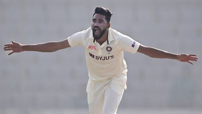 INDvsBAN: 'ज्यादा मत सोचिए, बस चार विकेट गिरे हैं', मोहम्मद सिराज ने जताया बांग्लादेश को हराने का भरोसा SportsTak Hindi