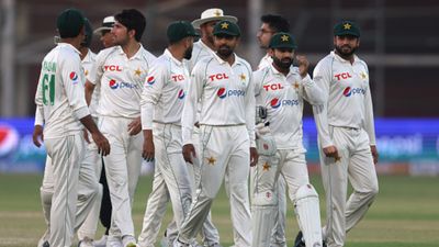 बाबर की कप्तानी के सपोर्ट में ट्वीट करने पर पाकिस्तान बोर्ड ने खिलाड़ियों को चेताया, काम से काम रखने को कहा SportsTak Hindi