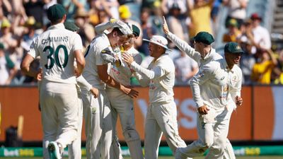 साउथ अफ्रीका ने 10 रन के भीतर गंवाए 5 विकेट, रोहित शर्मा के 17.5 करोड़ के ऑलराउंडर ने बरपाया कहर SportsTak Hindi